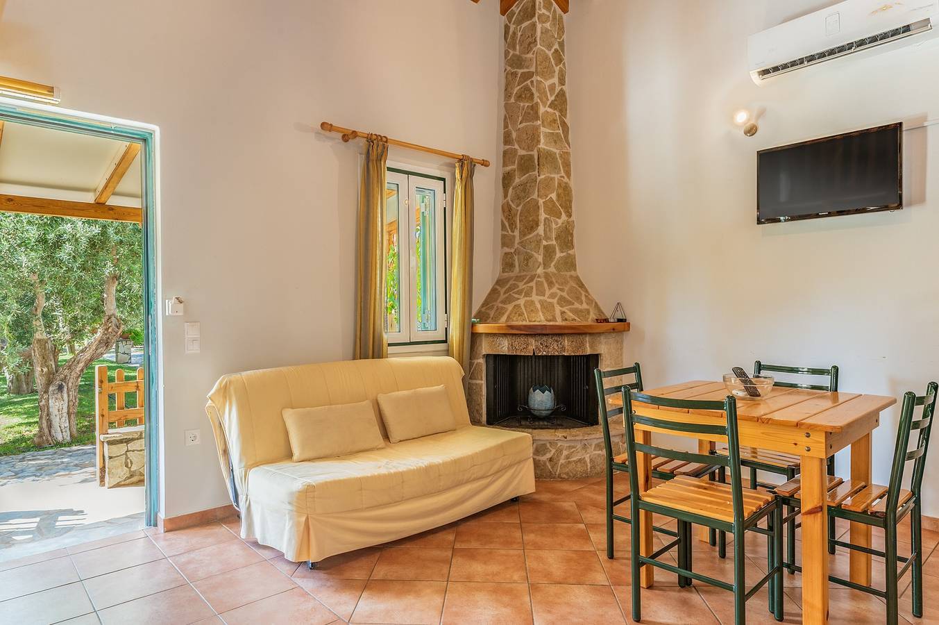 Casa de campo 'Maisonette con Patio Privado 2' con Vista a la Montaña, Wi-Fi y Aire Acondicionado in Portes (Kynouria), Kynouria