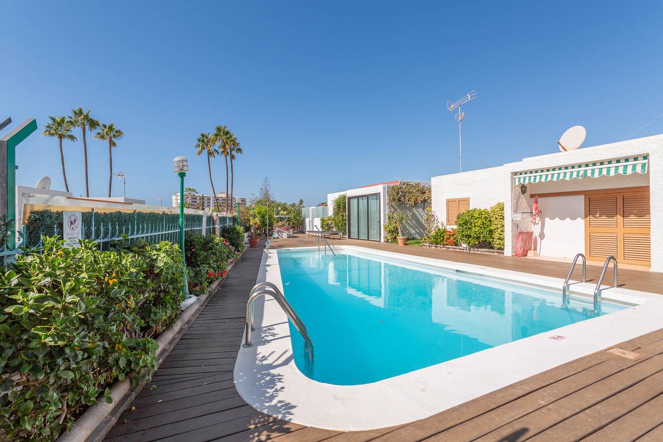 Entire apartment, Vacation 'Bungalow En Playa Del Inglés' with Shared Pool, Private Terrace and Wi-Fi in Maspalomas, San Bartolomé de Tirajana
