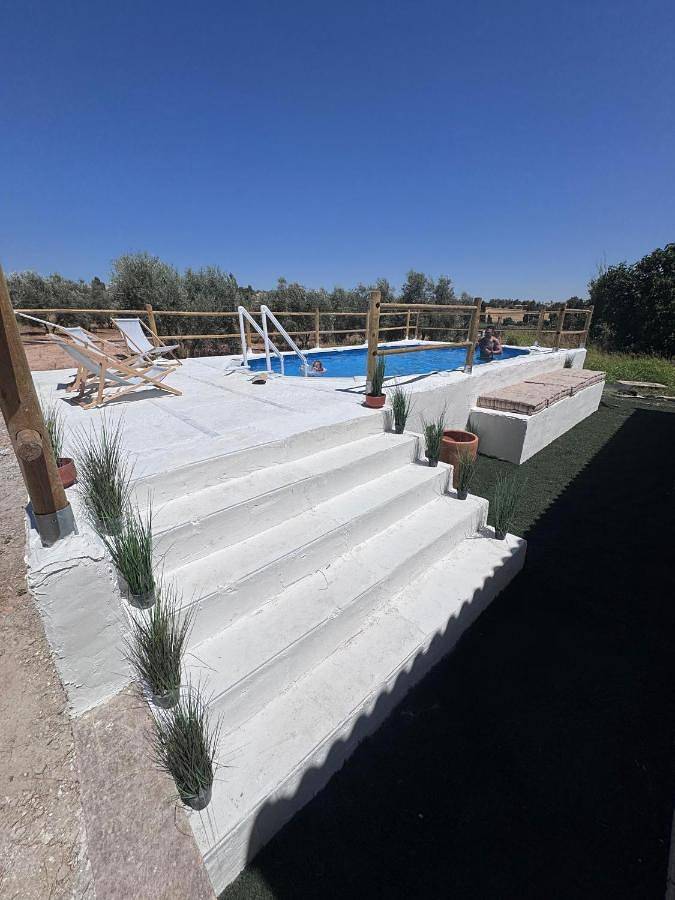 Casa rural para 8 personas, con jardín además de piscina y vistas, Se admiten mascotas en Serrato