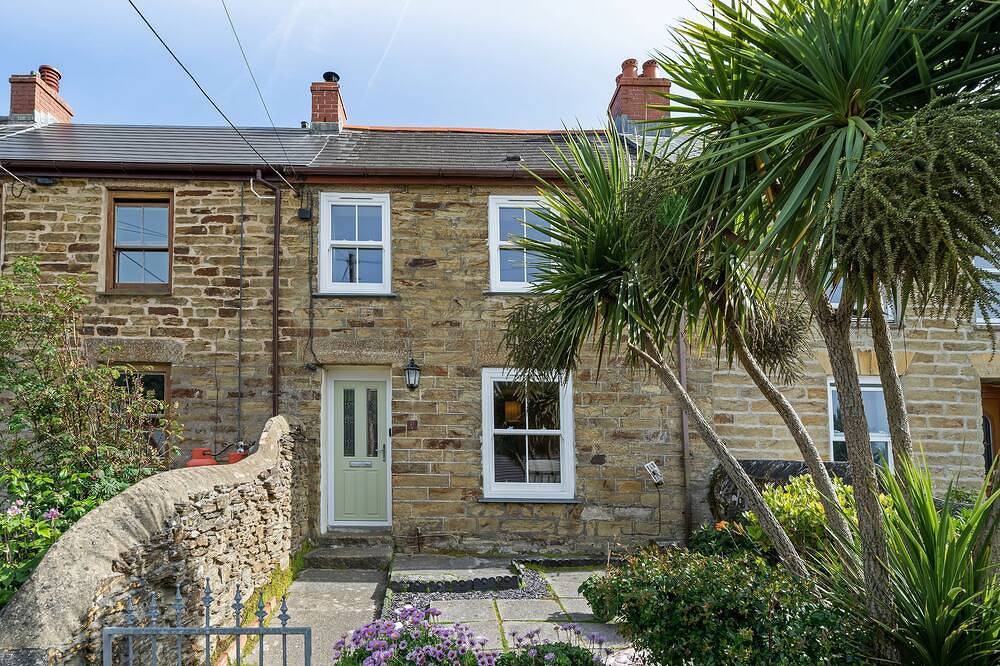 A traditional seaside cottage, with sea views and an easy walk to Portreath. in Portreath, Cornwall