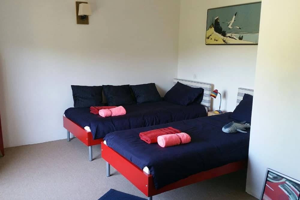 Villa mit Pool auf einem großen Waldgrundstück ohne Aussicht in Soubès, Lodève und Umgebung