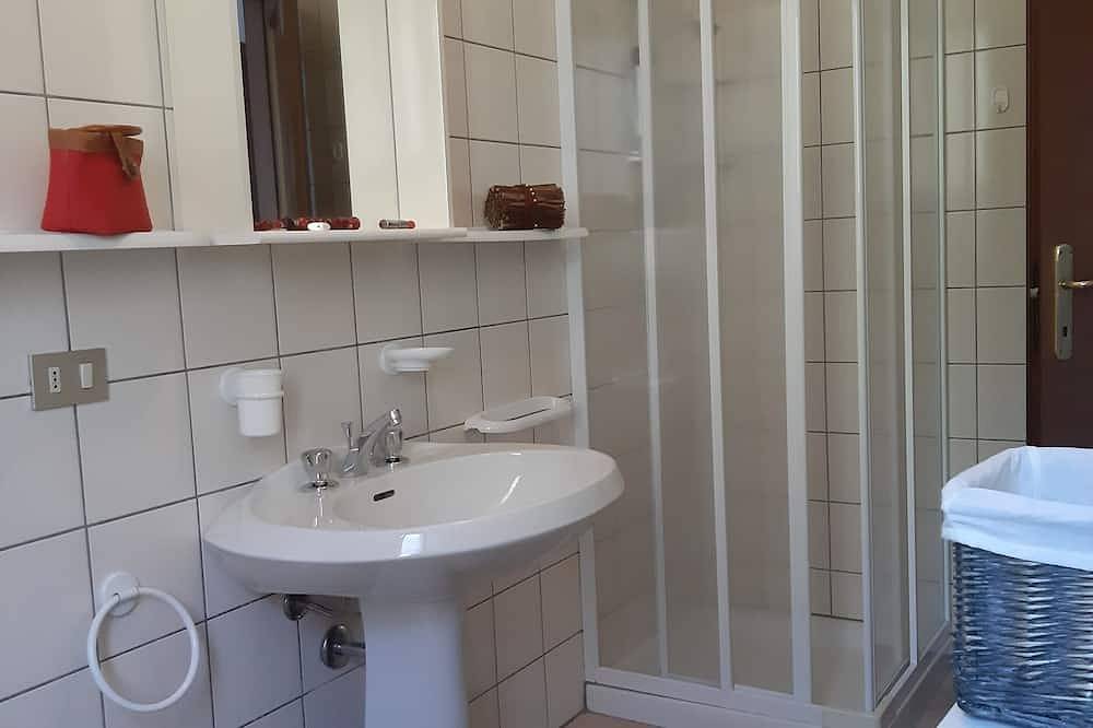 Geheel appartement, Casa Maffei Plus apartment 2, 1st floor, balcony, wonderful lake view, parking in Oldesio, Tignale