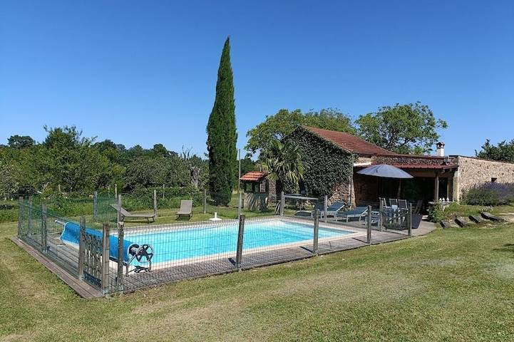Location de vacances pour 8 personnes, avec jardin et terrasse à Saint-Cernin-de-l'Herm