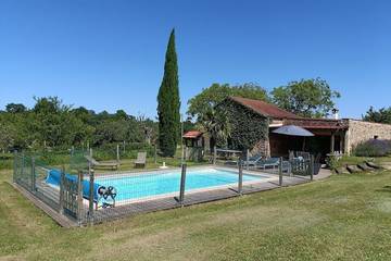 Gîte pour 8 personnes, avec terrasse et jardin à Saint-Cernin-de-l'Herm