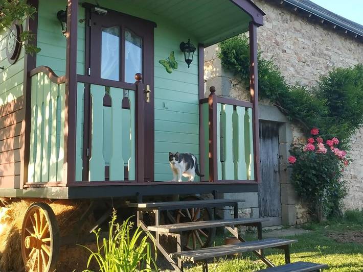 Gîte pour 4 personnes, avec piscine ainsi que vue et jardin à Sazeray