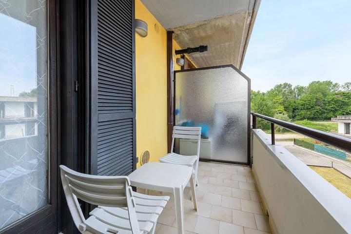 Entire apartment, ‘Rosa Gardesana’ Apartment with Shared Pool, Wi-Fi, and Air Conditioning in Rivoltella del Garda, Desenzano del Garda