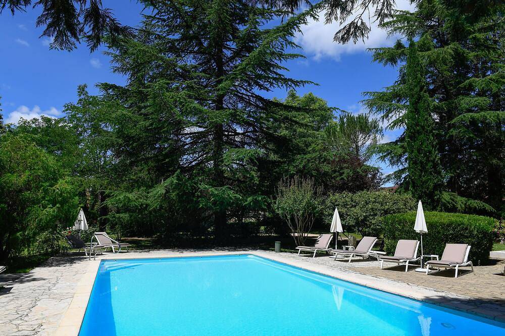 Luxury estate for 8 guests. Heated pool & absolute calm. in Martel, Lot