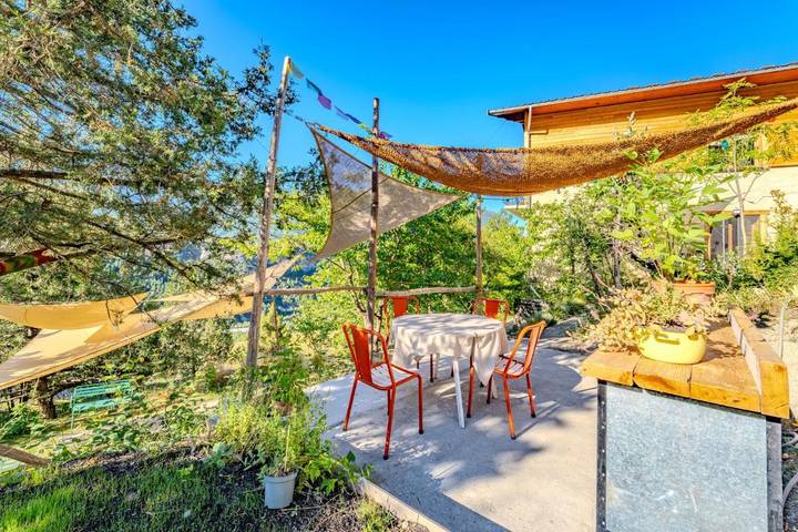 Gîte pour 6 personnes, avec vue et jardin à Eygliers - 2