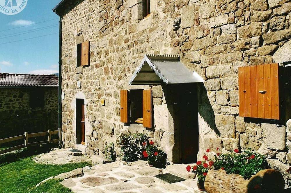 Gîte de charme avec cheminée, wifi inclus in Burdignes, Parc Naturel Régional du Pilat
