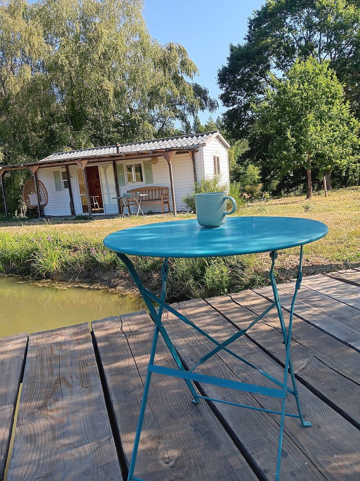 Mobil-home « À l’étang » avec vue sur le lac et jardin privé in Naves, Région de Tulle