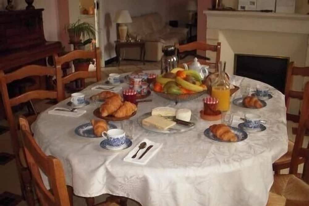 Chambres d'hôtes au coeur d'une propriété viticole puisseguin- gironde in Puisseguin, Région de Libourne