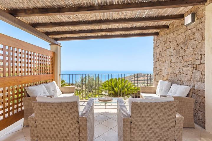 Casa vacanza per 4 persone, con piscina e giardino in Tertenia