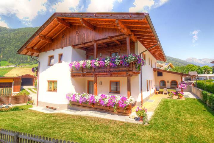 Ferienwohnung für 4 Personen, mit Balkon und Terrasse sowie Garten und Pool in Neustift im Stubaital