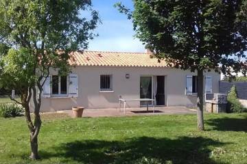 Gîte pour 8 personnes, avec terrasse et jardin, animaux acceptés dans Aigondigné