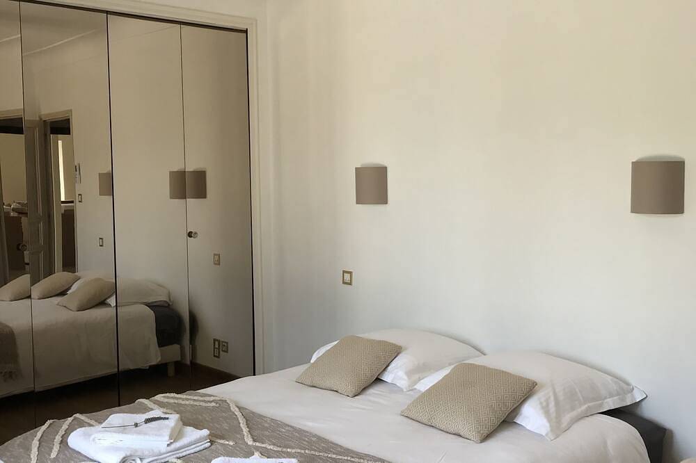 Fully renovated, air-conditioned 18th-century house with large swimming pool in Remoulins, Nimes und Umgebung