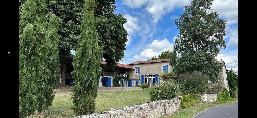 Villa pour 10 personnes, avec piscine et balcon ainsi que jardin et vue en Auvergne