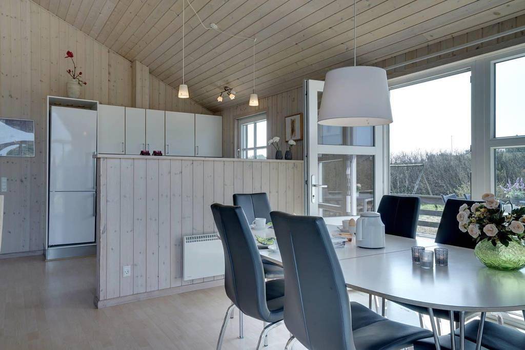 Hübsches Ferienhaus wunderschönem, leicht hügeligen Naturgrundstück in Henne, Varde