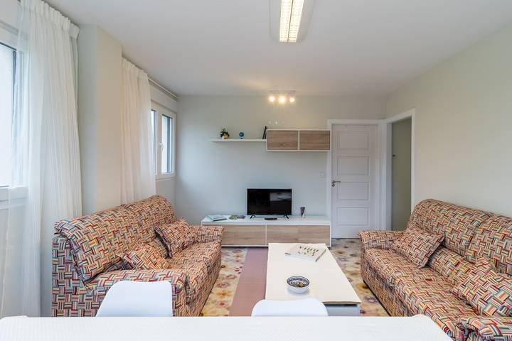 Apartamento entero, Apartamento 'Gloria-Patchwork' con vistas al mar, jardín compartido y Wi-Fi in Santillana del Mar, Costa de Cantabria