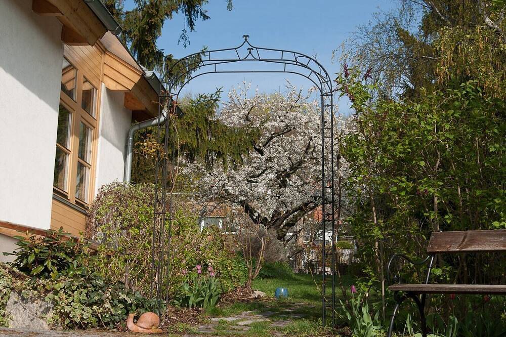 Bio Ferienhaus mit Garten & Badeteich in Ruhelage, Wien erreichbar in 15 Minuten in Maria Enzersdorf am Gebirge, Wienerwald