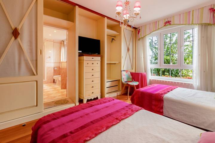 'Alojamientos Marte Zimmer 1' mit gemeinsamer Terrasse und Garten in Torrelavega, Kantabrische Küste