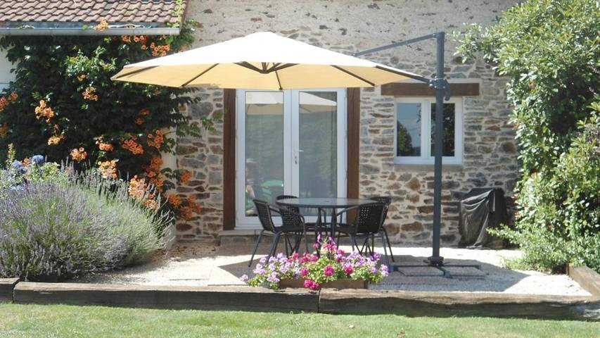 Location de vacances pour 5 personnes, avec vue ainsi que piscine et jardin à Saint-Pardoux-Corbier - 4