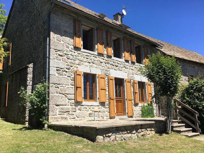 Gîte pour 8 personnes, avec terrasse et jardin dans Prinsuéjols