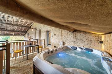 Gîte pour 2 personnes, avec piscine ainsi que terrasse et jacuzzi à Castelnau-d'Estrétefonds