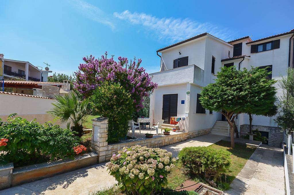 Ganze Wohnung, Ferienwohnung für 5 Personen mit Terrasse in Stinjan, Pula