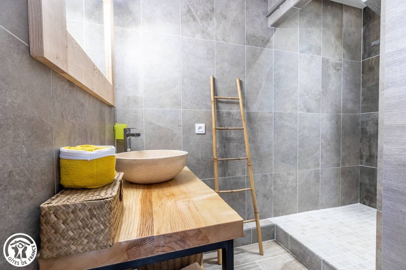 Chambre d’hôtes « Chambre Uriël » avec vue montagne, Wi-Fi et climatisation in Singles (Puy-de-Dôme), Parc naturel régional des Volcans d'Auvergne