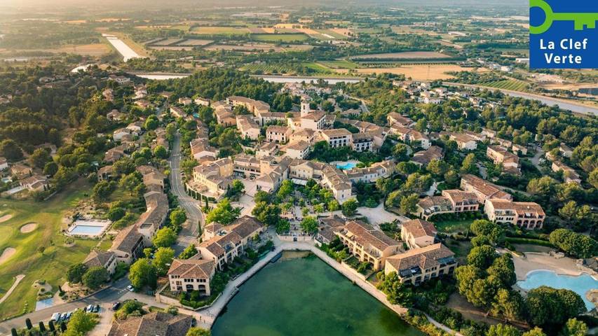 Location de vacances pour 4 personnes, avec piscine et jardin dans Golf de Pont Royal