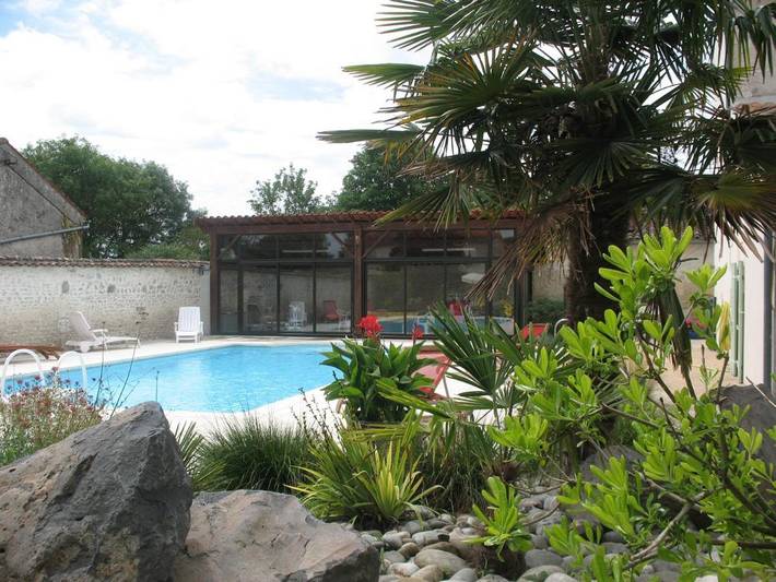 Location de vacances pour 2 personnes, avec terrasse ainsi que jardin et piscine à Châteaubernard - 3