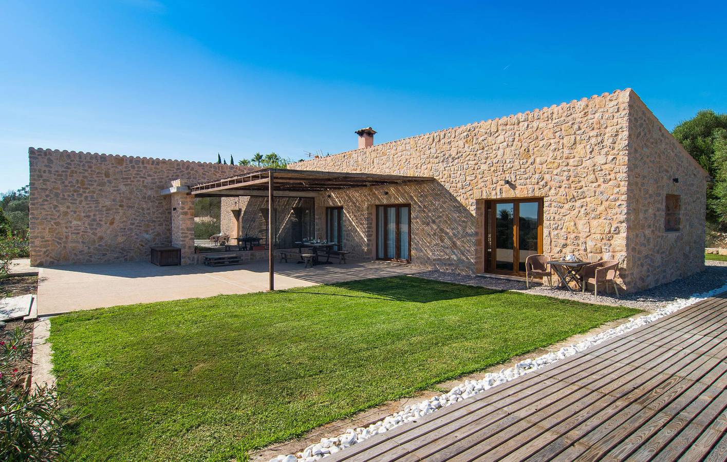 Sunny Terrace Apartment with Pool and WiFi in Artà, East Majorca