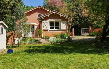 Gîte pour 4 personnes, avec terrasse ainsi que jardin et piscine à Ferrières-Poussarou