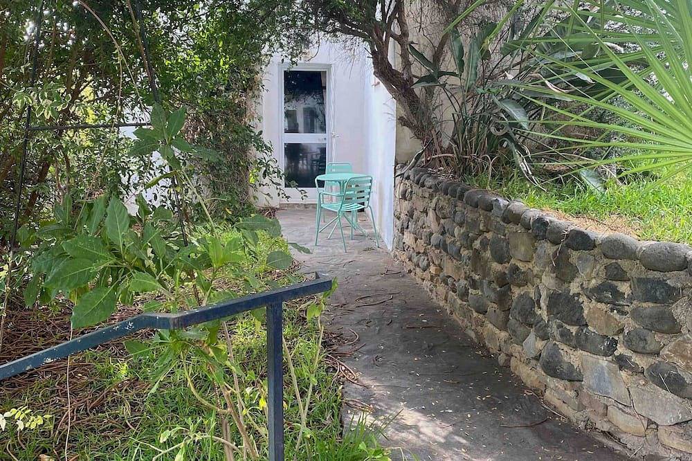 Large self-contained room in a quiet natural setting in a B&B in Estepona, Costa del Sol