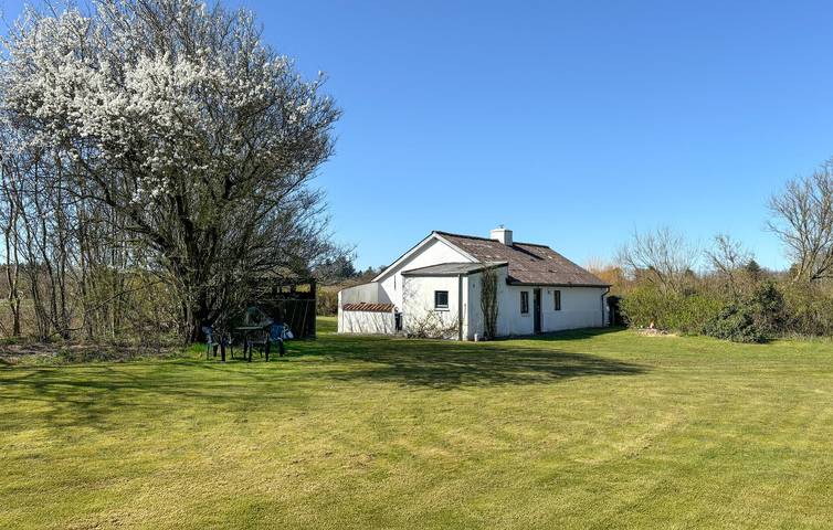 Ferienhaus für 3 Personen, mit Terrasse und Garten in Knud Strand
