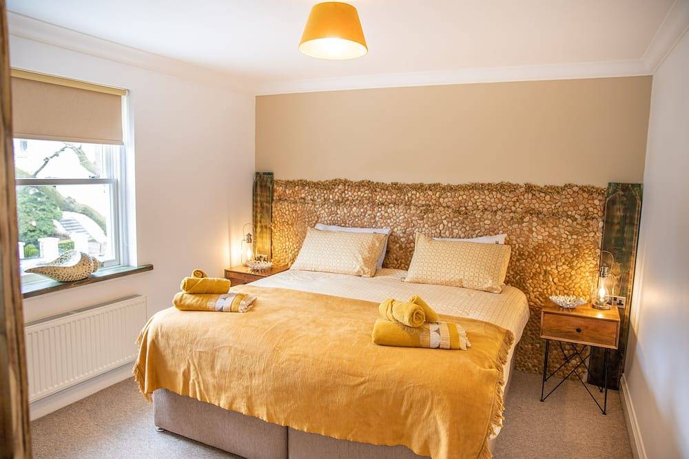 Entire apartment, Sandbanks. The Beach House Apartments, central, parking and walk to the beach in Eastbourne, East Sussex