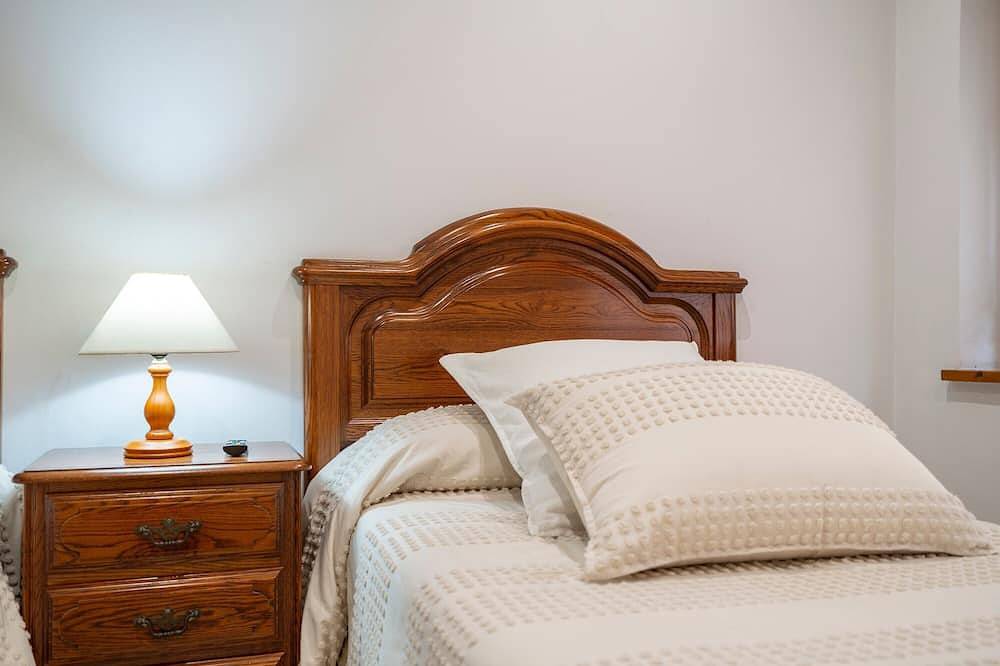 Entire apartment, Apartment 'El Fondón 1' in Cangas de Onís – Central, Pet-Friendly, Step-Free Access in El Puente, Cangas de Onís