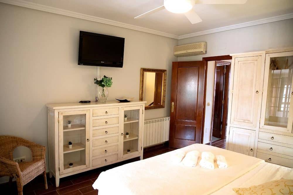 Agradable adosado con piscina privada, Bbc  y a 2,5 km de Puy Du Fou. in Argés, Provincia de Toledo