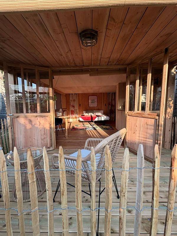 Camping pour 2 personnes, avec Terrasse ainsi que Jardin et Piscine à Arès
