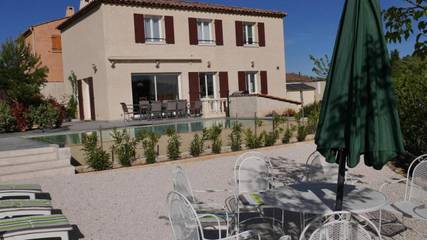 Gîte pour 9 personnes, avec piscine ainsi que terrasse et jardin à Brue-Auriac