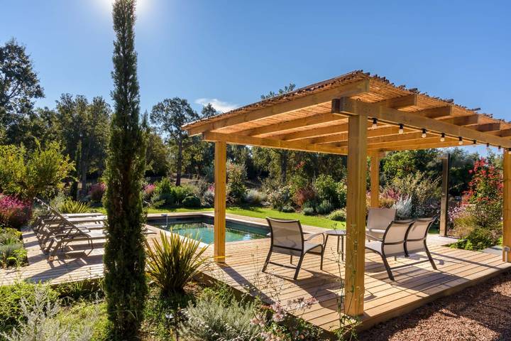 Location de vacances pour 4 personnes, avec terrasse ainsi que piscine et jardin à Lecci - 3