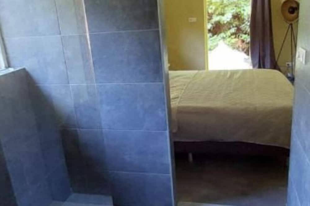 The yellow room for 2 with private entrance and a spacious walk-in shower. in Ijsselmeer
