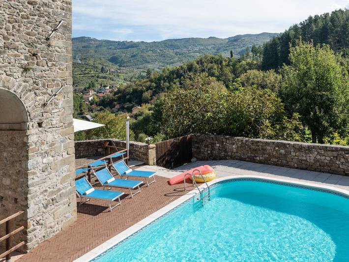 Agriturismo per 4 persone, con Terrazza e Piscina a Carrara