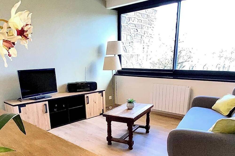 Grande Villa Le Menhir - 4 Bedrooms Lake View & Terrace in Villefranche-de-Panat, Aveyron (desambiguación)