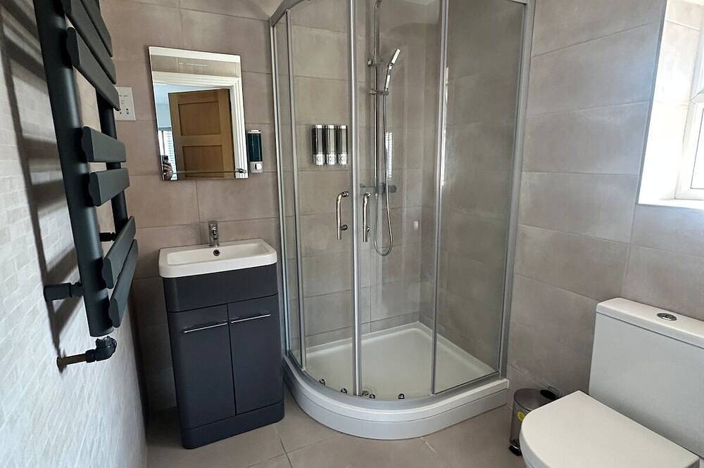 Entire apartment, Stylish Woking Stay + Parking in Woking, Surrey