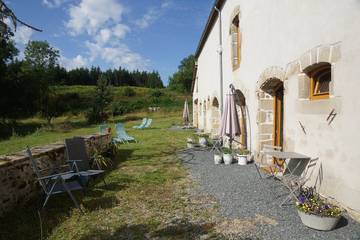 Chambre d’hôte pour 2 personnes, avec jardin à Espinasse