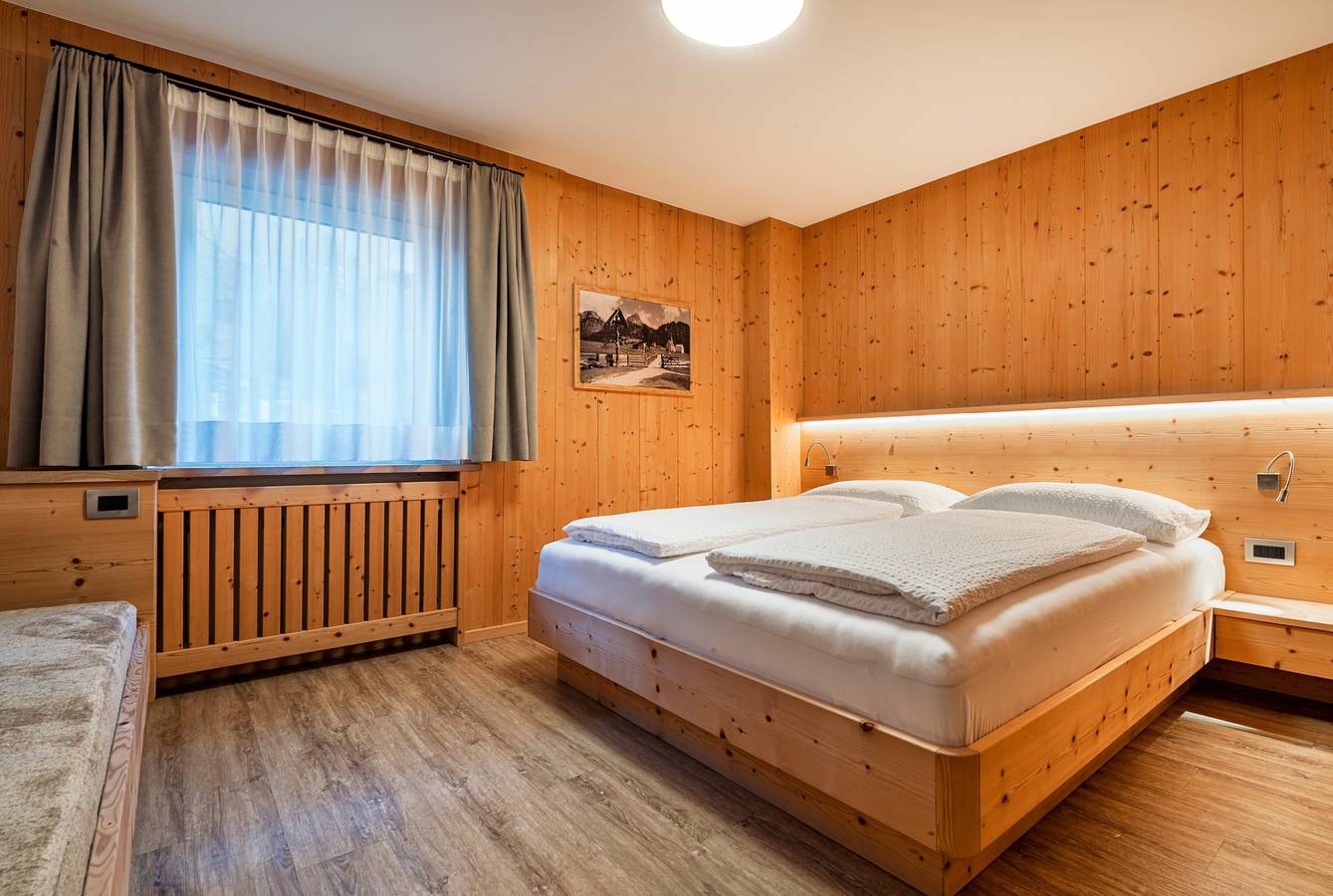 Ganze Wohnung, Ferienwohnung "Stoffelapartments - Martina" mit Bergblick, Gemeinschaftsterrasse und Wlan in Wolkenstein, Dolomiti Superski