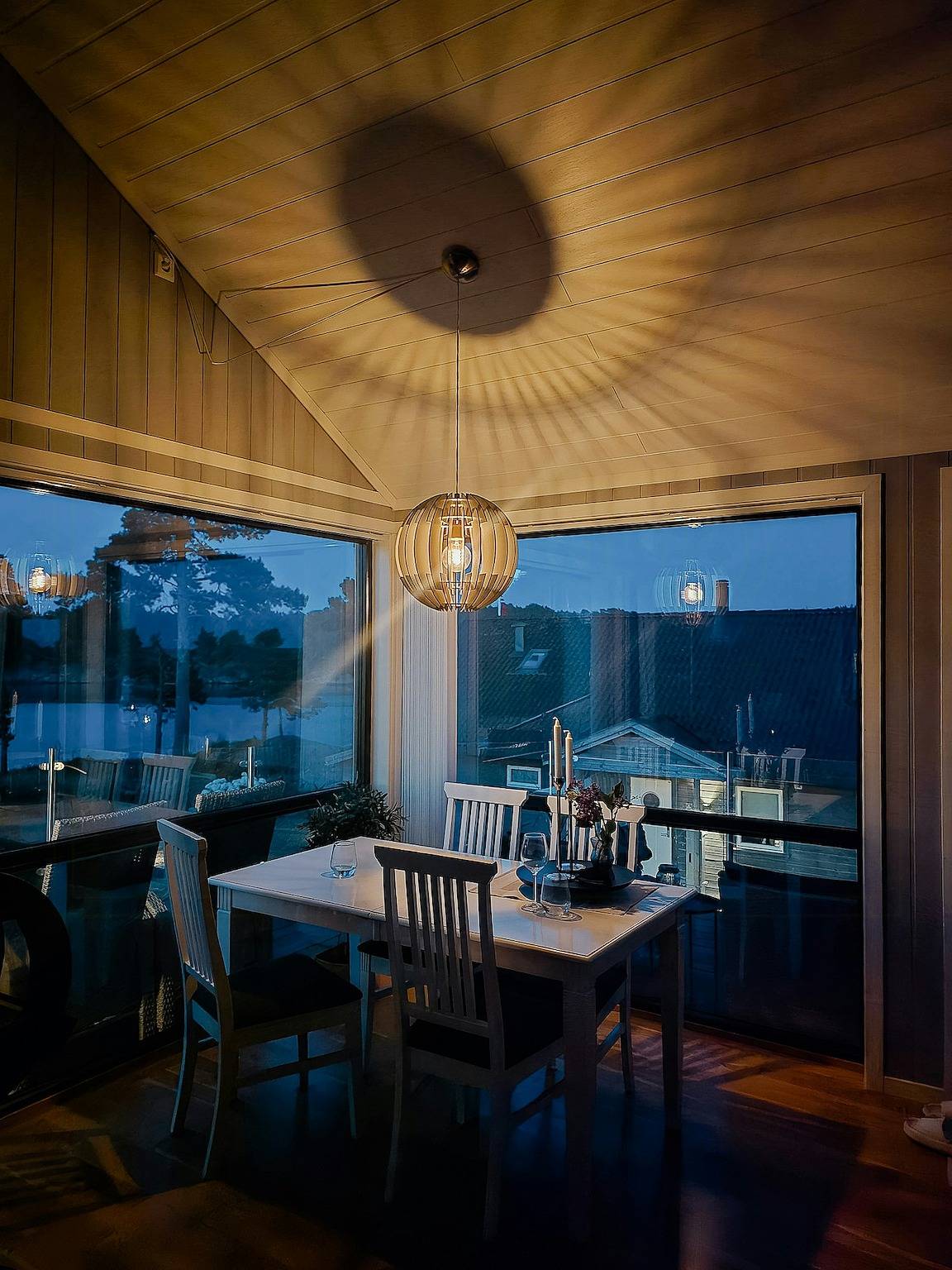 Ferienhaus mit Blick auf das Königsschiff im Hagefjord in Tvedestrand