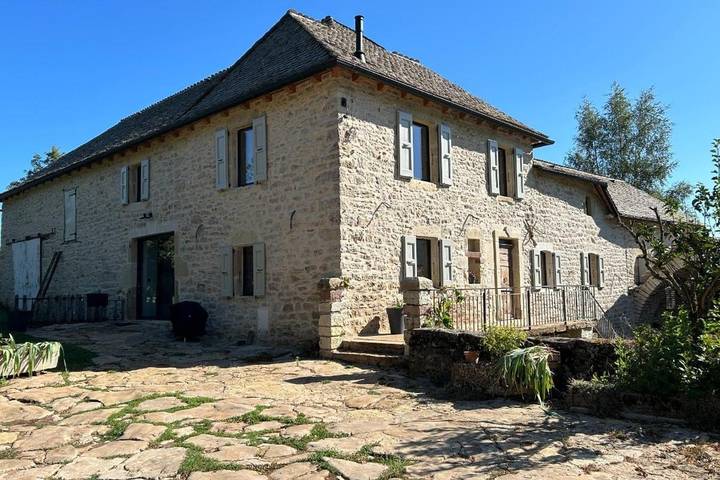 Location de vacances pour 8 personnes, avec jardin et piscine ainsi que terrasse et vue à Banassac - 3