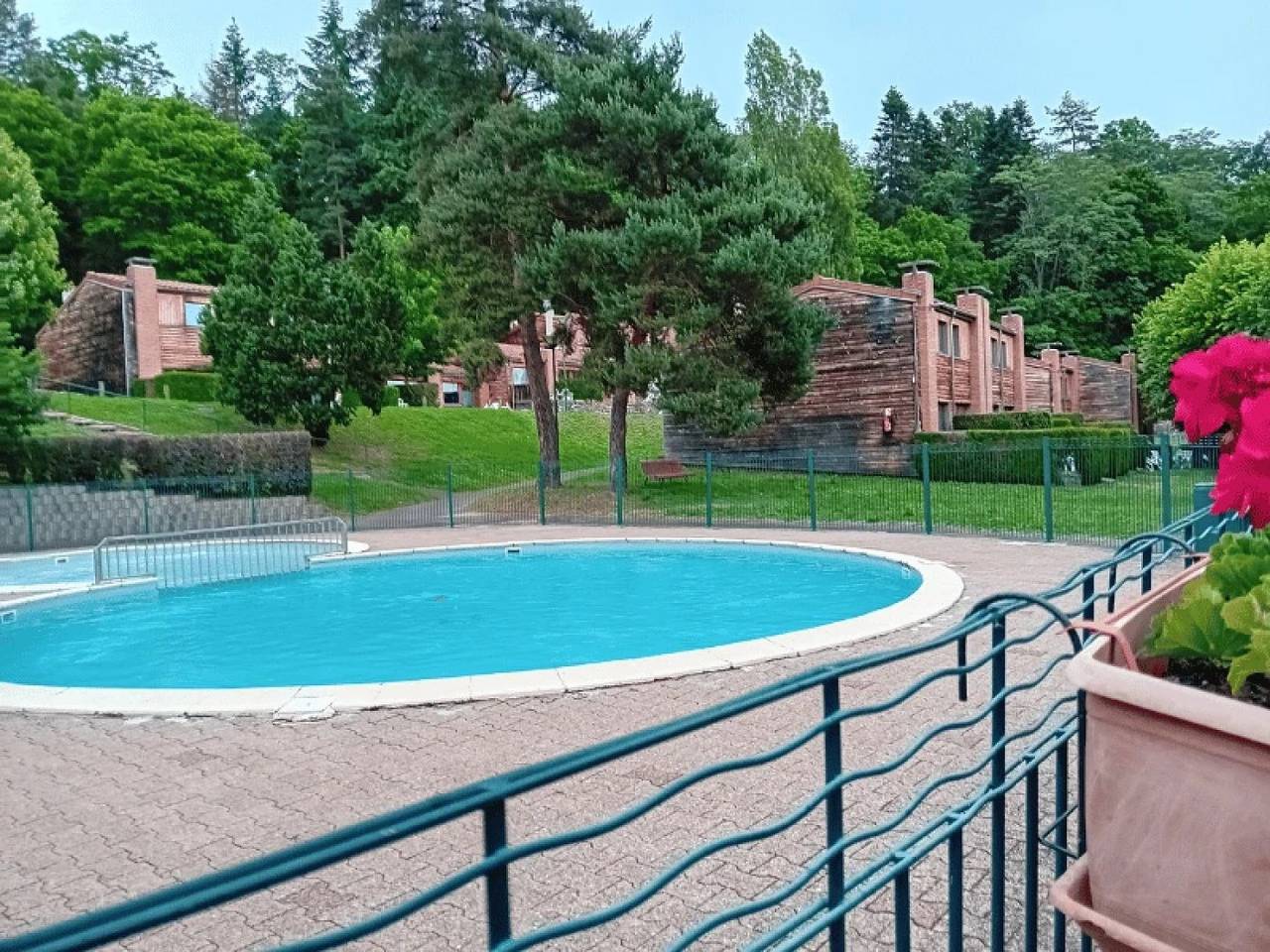 Zecamping 3* locatif Tv 34m2 2 pers in Vorey, Haute-Loire